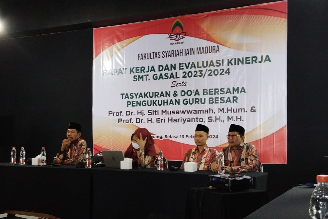 RAPAT KERJA DAN EVALUASI KINERJA SEMESTER GASAL SERTA PERSIAPAN PERKULIAHAN SEMESTER GENAP TAHUN AKADEMIK 2023/2024 PLUS SOSIALISASI IKU DEKAN FAKULTAS SYARIAH TAHUN 2024.